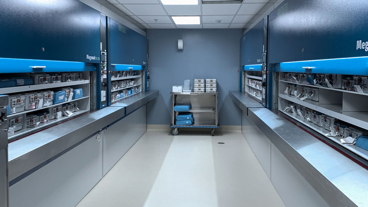 Ambulatory surgery center using carousel for case cart kitting