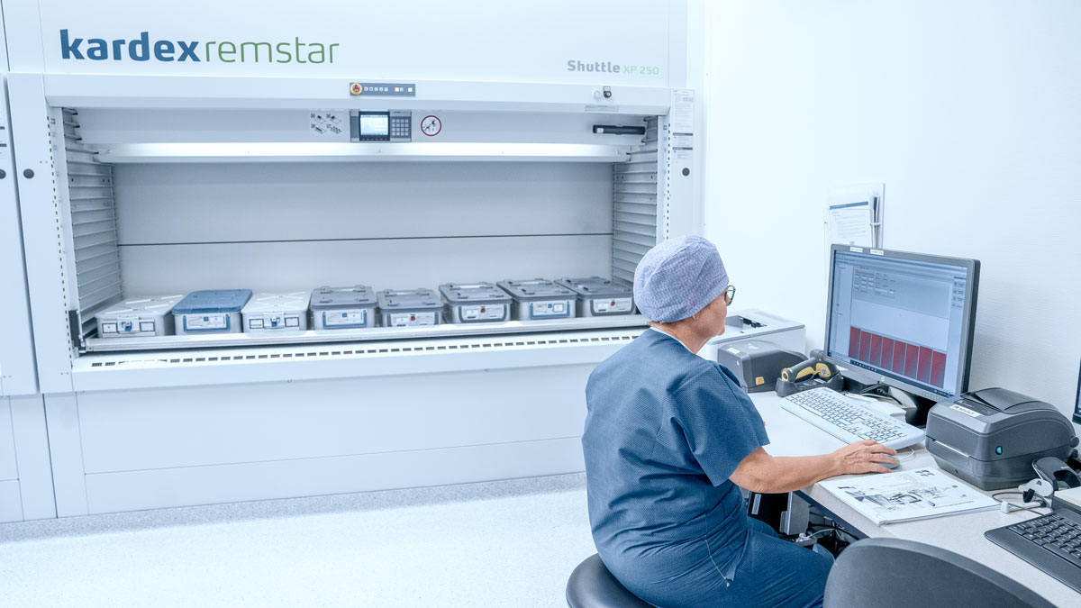 Touchscreen-controlled medical carousel with pick-to-light for sterile storage