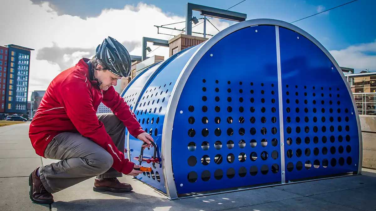 Dome‑style outdoor bike storage station