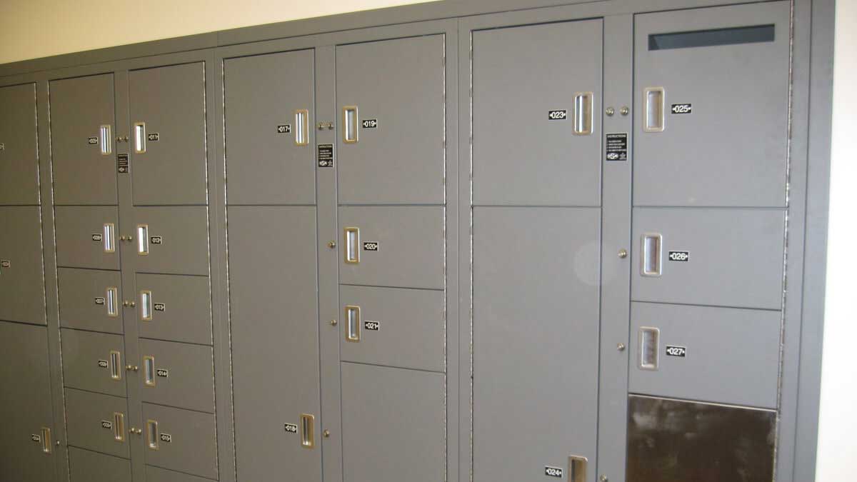 Electronic keyless evidence lockers with tracking software panel in law enforcement facility