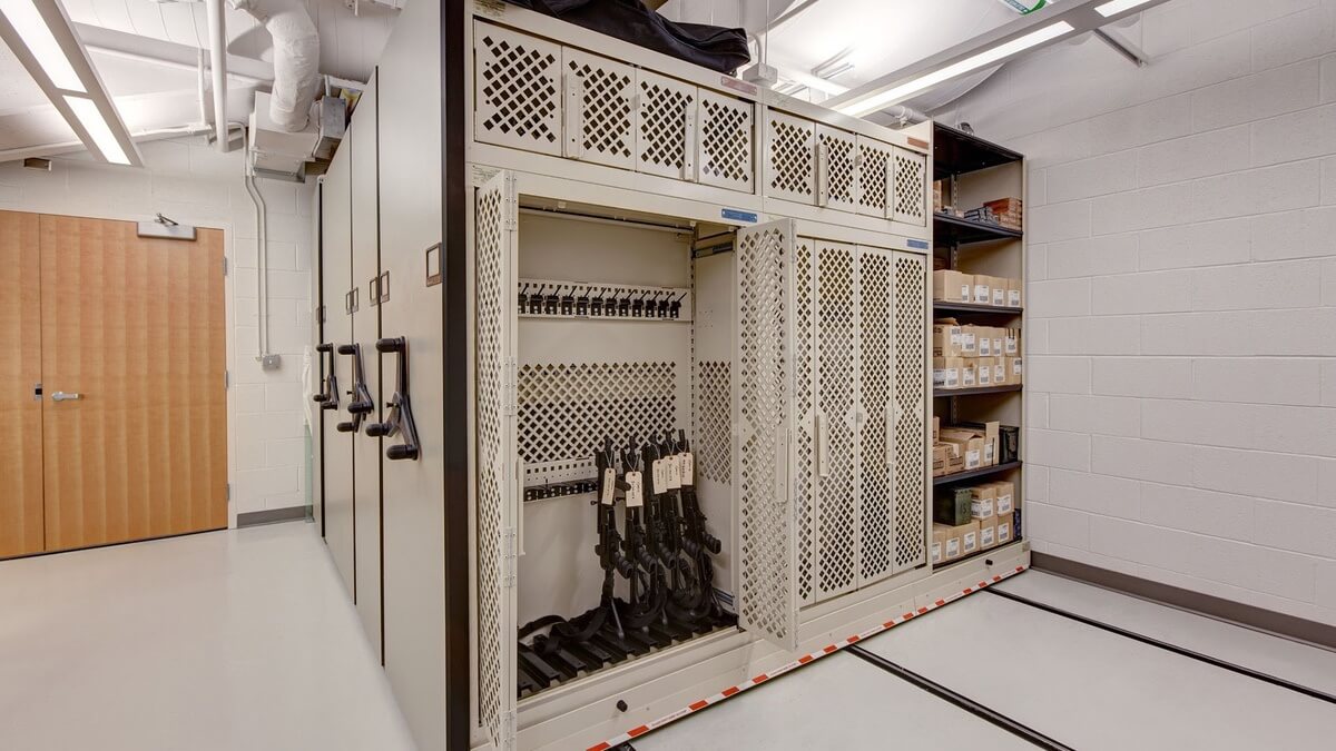 Police department mobile storage system with secure lockers for rifle and evidence management