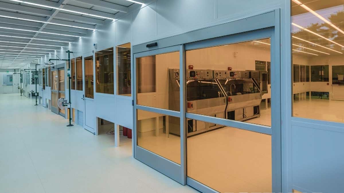 Prefabricated modular structure serving as a clean, controlled workspace