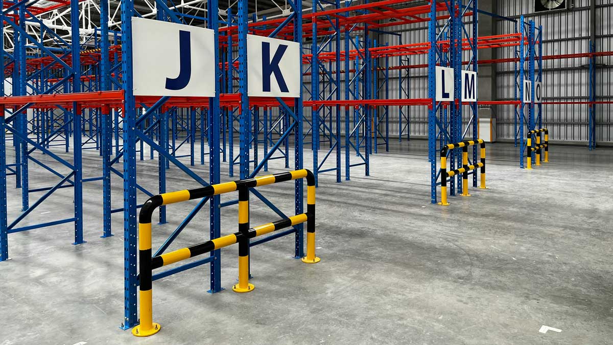 Low-profile edge guard on retail backroom racking