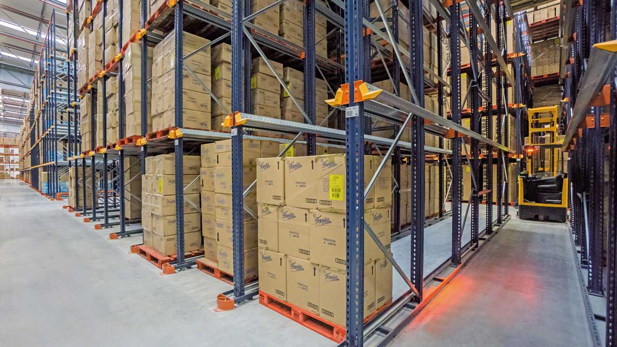 Push back pallet racking sytem for LIFO pallet storage in warehouse