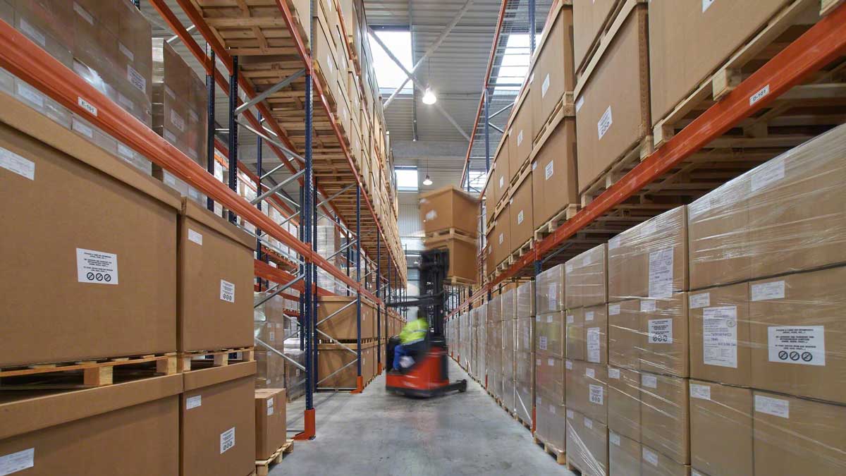 selective pallet racking with standard aisle