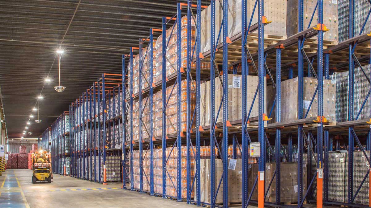 Push-back pallet rack aisles in distribution center