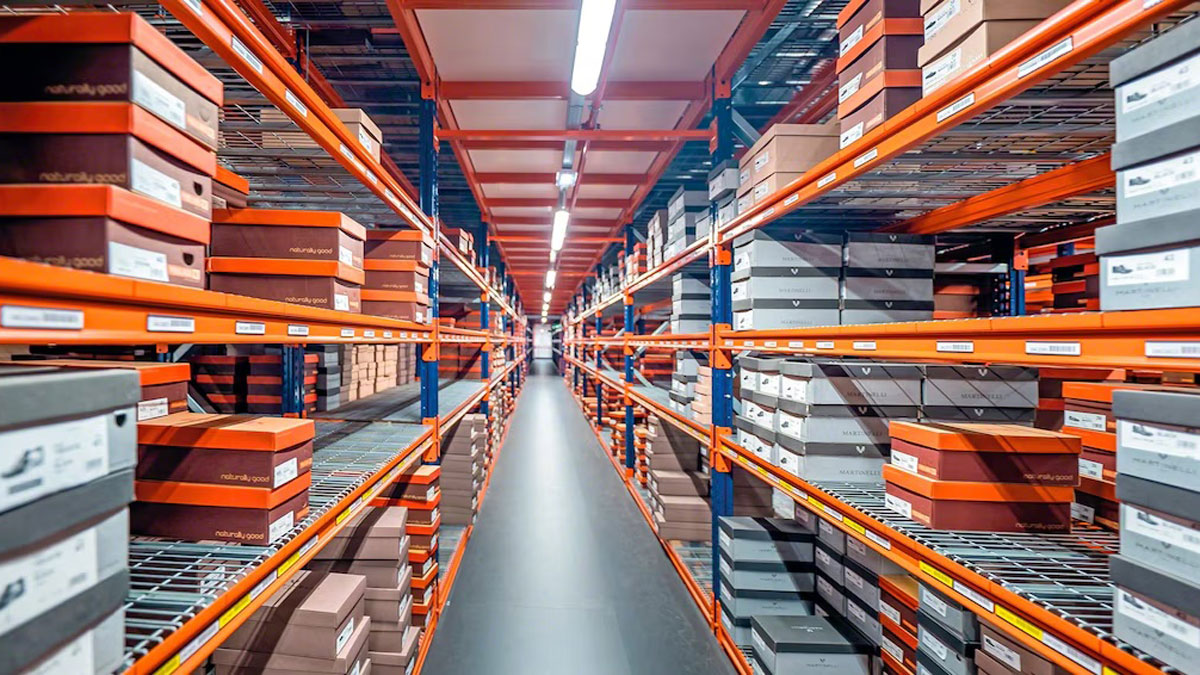 Heavy-duty gravity flow shelving system designed for handling heavy and medium loads in a warehouse