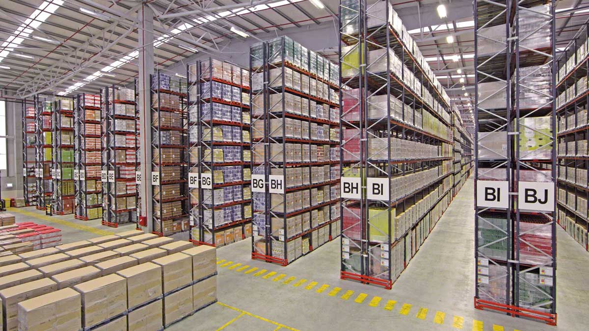 single deep pallet racking with clear forklift aisles for straightforward loading and unloading