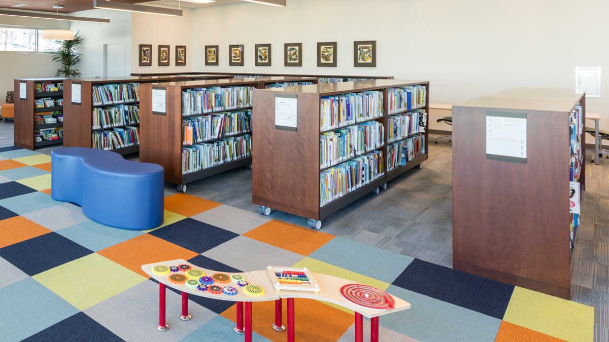 Low-profile kids library shelving for early readers