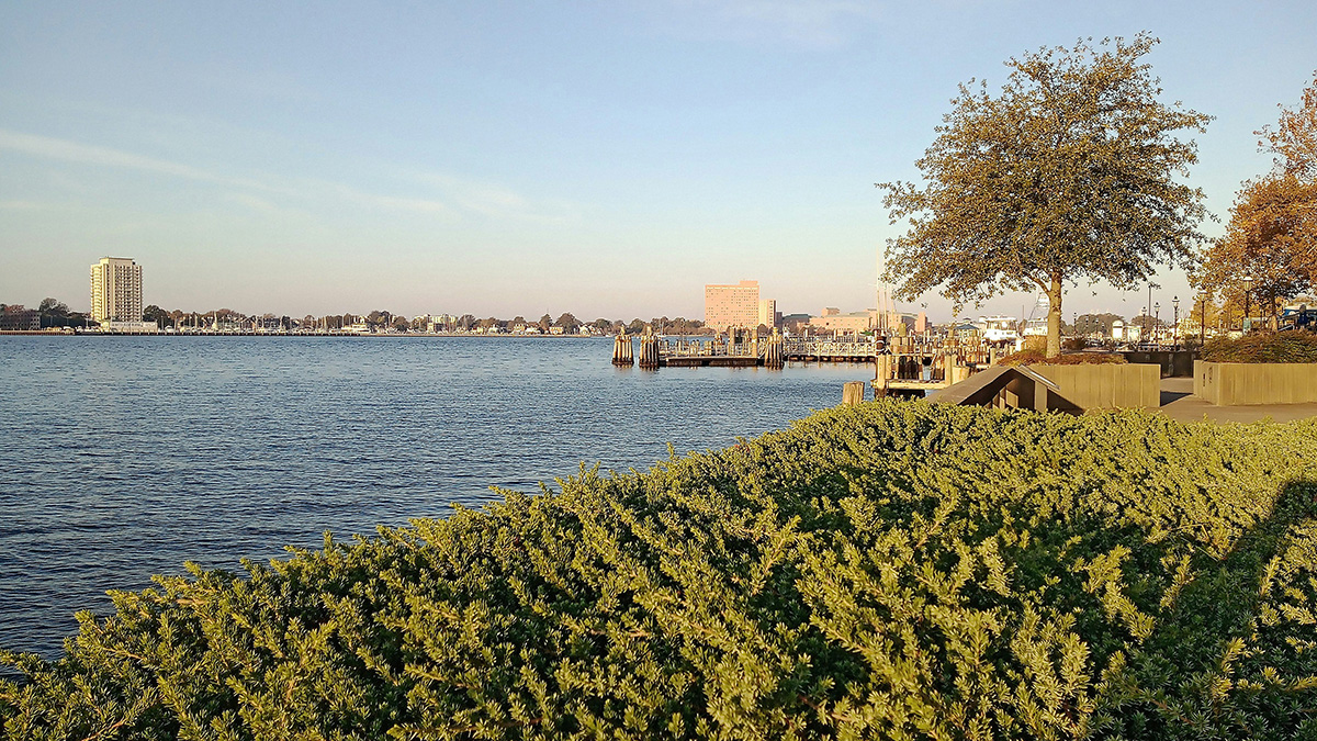 Norfolk park and lake on the edge of the city