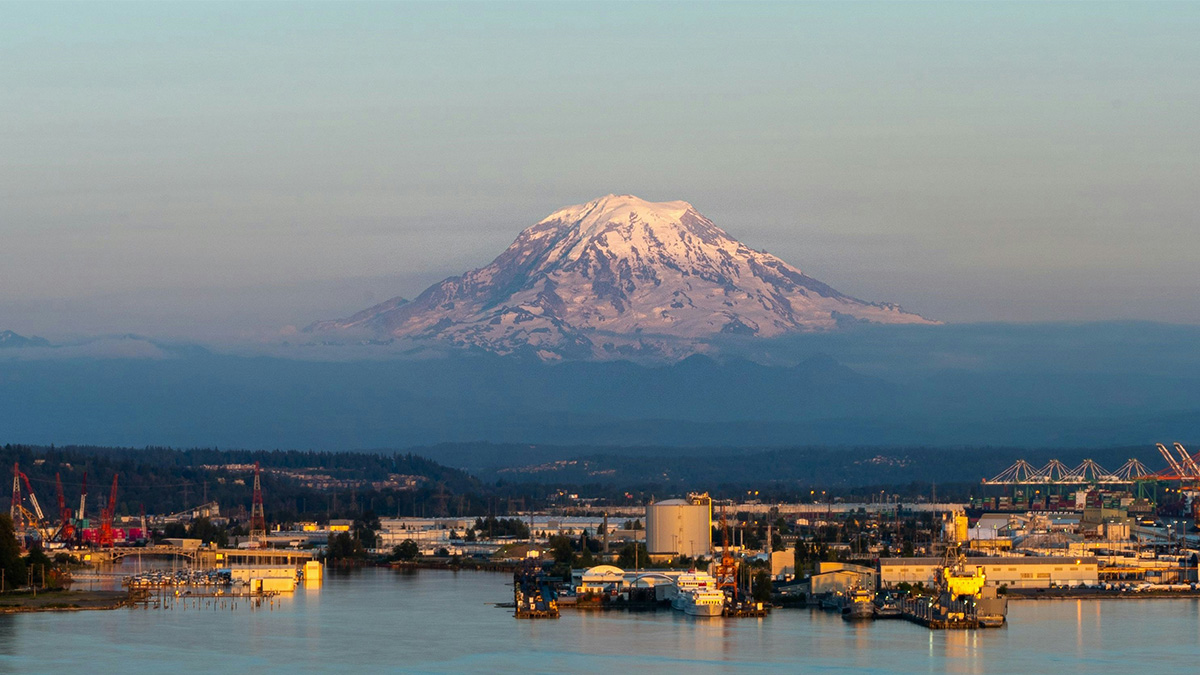 Tacoma city skyline with mountain in the background